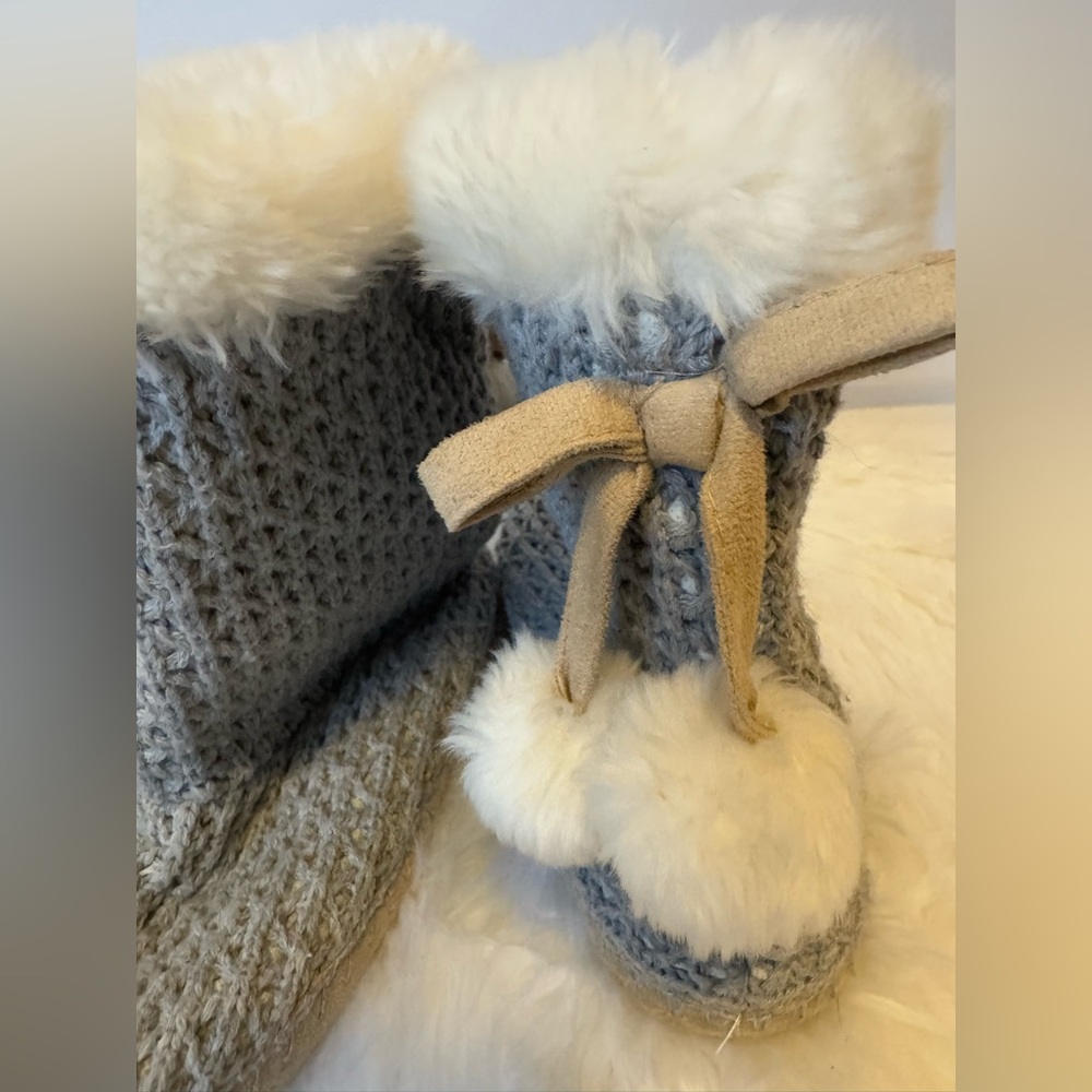 Size SMALL 5/6 grey fuzzy inside slippers